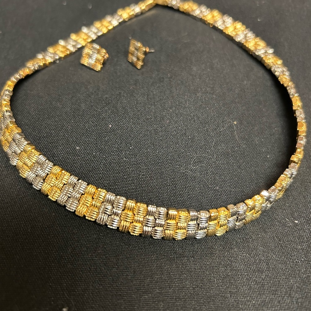Collar necklace and earrings; flat link gold and silver.